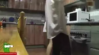 milt مستعدة تأخذ شرج في المطبخ من صديقها