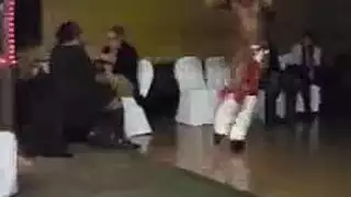 عازف استربير متأوه لا يطيق الانتظار ليُمارس معه الجنس في أول مشهد إباحي له