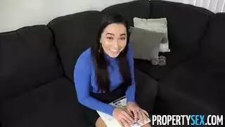  زائرة مثيرة تسأل إذا كنت تريد شراء فرجها، وليس منزلاً