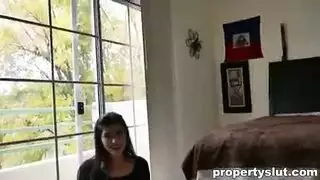 صريح: عاهرة في تنورة قصيرة تبلع بعمق وتأخذه من الخلف