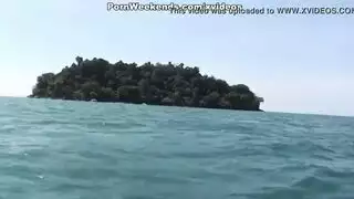 وافدات بالغات صغيرات يحصلن على حُقَقهن ممتلئة