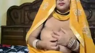 عاهرة شقراء بنظارات تمتد فتحة شرجها على حجر