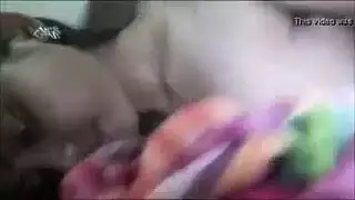 حلوة صغيرة الحجم تلمس فرجها من أجل نشوة جنسية قوية