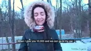 امرأة صدرها صغير تفتح فرجها لتصوير أفلام إباحية