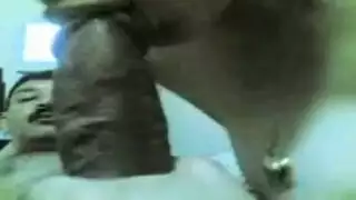 فتاة مصرية مغرية تتعرى وتقدم مشهدًا صريحًا: مص عميق وجلسة ركوب