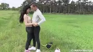المراهقة تشينسلي تمص وتنكح في مكان عام