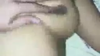 الفتاة ذات التقويس تأخذ قضيبًا ضخمًا بين ثدييها الطبيعيين الكبيرين