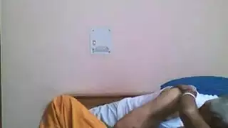 زوجة الأب حمراء الشعر تتوسل للحصول على قذف فموي قاسي