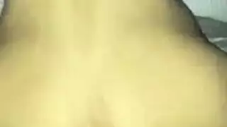 الرجل الأسود هو سخيف جبهة مورو قرنية في موقف راعية البقر عكس، في حين لا أحد يراقب