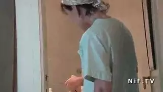 سكس امهات اجنبي ساخن جدا وام خطيرةتتناك ع السرير من ساب صغير