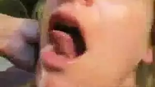 قضيب ضخم يضرب فرج المراهقة في وضعية راعية البقر العكسي مع صفع