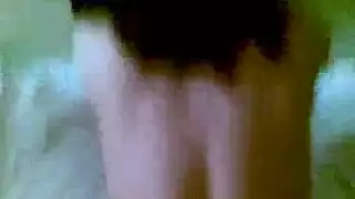 المرأة الكبيرة التي ترتديها ترتدي جوارب سوداء بينما تغش زوجها مع رجل أسود