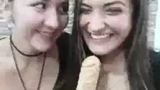 فتاة كولومبية تتعرض لاعتداء على مؤخرتها من قبل رجال سود ذوي أعضاء كبيرة