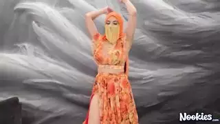 لفة البطن السحرية تؤدي إلى حلق عميق ووضعية كلابية عنيفة