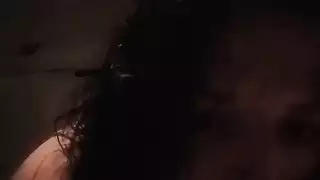 زوجة بيضاء ساخنة تقدم جنس فموي عميق وفوضوي مذهل