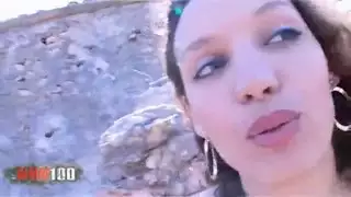 فتاة عربية شابة تبتل في نافورات هزة الجماع الخاصة بها