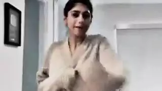 أم عربية كبيرة الصدر تمارس الجنس مثل نجمة إباحية