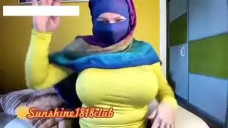 فتاة محجبة ذات أثداء ضخمة تأخذ قضيبًا كبيرًا في منظور الشخص الأول