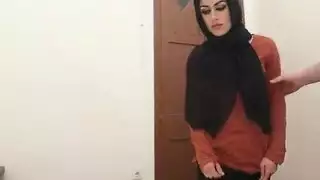 ​الفتاة العربية جوليا روكا تأخذ قضيبًا ضخمًا