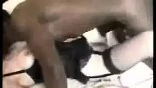 شقراء شاحبة تأخذ قضيب أسود كبير في فتحة شرجها الصغيرة