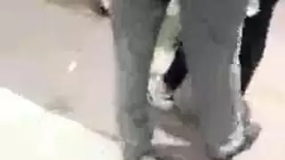 أصدقاء مقربون يمارسون الجنس: وسيم يداعب قضيب رفيقه