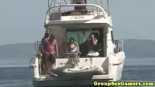 جماع ساحلي جماعي: عربدة تحت أشعة الشمس