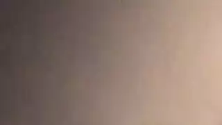 فتاة وقحة تنتشر على نطاق واسع لتأخذ قضيبًا أسودًا ضخمًا