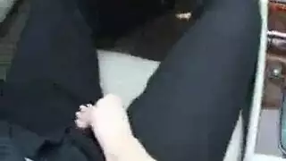 مثلث جنسي فاضح: فتاة آسيوية تخدم قضيبين صلبين