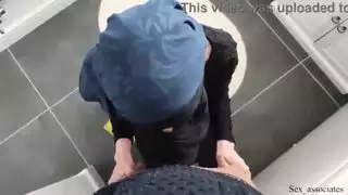 أمنيتها القصوى: قضيب سمط يمطط شرجها الضيق