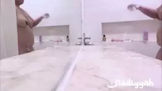 زوجة السمين العربية الجميلة مع كبير الثدي الاستحمام