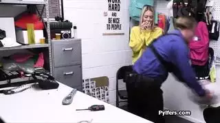 شقراء تدفع ثمن الطعام باللسان