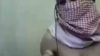 إباحية فلسطينية: مراهقة محجبة تكشف عن أثدائها الطبيعية الكبيرة