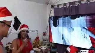 حفلة جنس عيد الميلاد: داني يأخذ قضيبين كبيرين بعمق في مؤخرتها