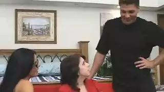 مراهقات سمراوات تصرخ من الفرح بينما يمدد القضيب الضخم كساتهن الضيقة