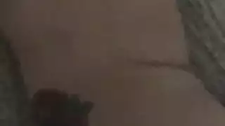 آسيوية شائمة بشق مشعر تُضرب بوضعية الكلب