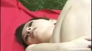 حركة لعبة جنس سحاقية: عميلة آسيوية تمارس الجنس بقضيب اصطناعي رباعي