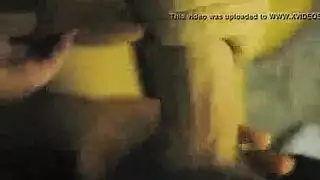 اثنتان من الهواة الجذابين تتناوبان على ركوب قضيب جارهما الكبير