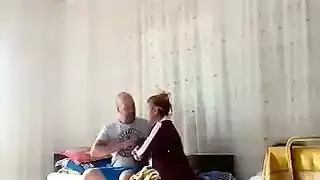 رجل ينيك جارتة بقوة سكس مصري رهيب يتحايل عليها وينيكها