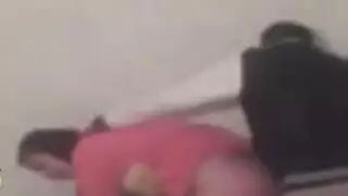 يزنق اخته فالحيطه