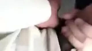 مراهقة آسيوية تتفجر على قضيب عربي سميك