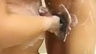 جلسة إباحية صريحة: تلمس ذاتي وتأوهات في الحمام