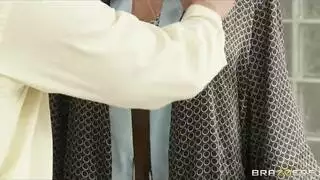 سحب شورتها جانبًا لجماع خشن من الخلف حتى بلغت الذروة