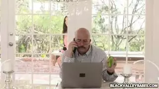 عبد المتعة الشفهية: عاليا حديد تطالب بفم داريل على كسها