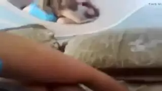 مهوس عربي يطلق حموله ساخنة في كس السيدة المتوسع