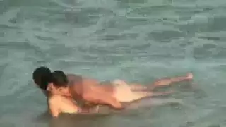 كاميرا خفية: سائح يضاجع زوجته على الرمال