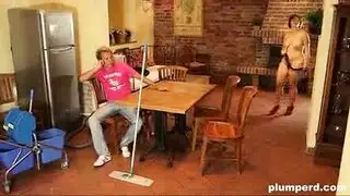 دمية صغيرة ترضي امرأة ناضجة وصديقتها الناضجة في جنس جماعي جامح