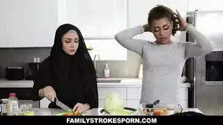 مص وقذف خفيان للأخت مع وصول الأم