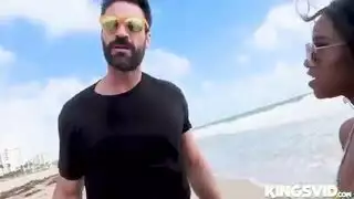 من الشاطئ إلى السرير: سمراء ممتلئة تتعرض للضرب بقوة