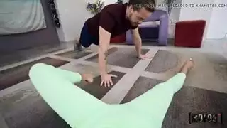 إباحية شديدة: فتاة مغربية تأخذه في الحمام