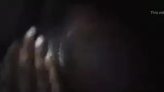 رجل أصلع يمارس الجنس مع إيبوني مشعرة على الأريكة